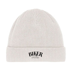 Die Mütze "Biker" von MarketPrint ist eine hellgraue Rippenstrickmütze mit umgeschlagener Krempe, hergestellt aus Bio-Baumwolle. "BIKER LIFESTYLE" ist in schwarz auf die doppellagige Strick-Frontkrempe gedruckt.