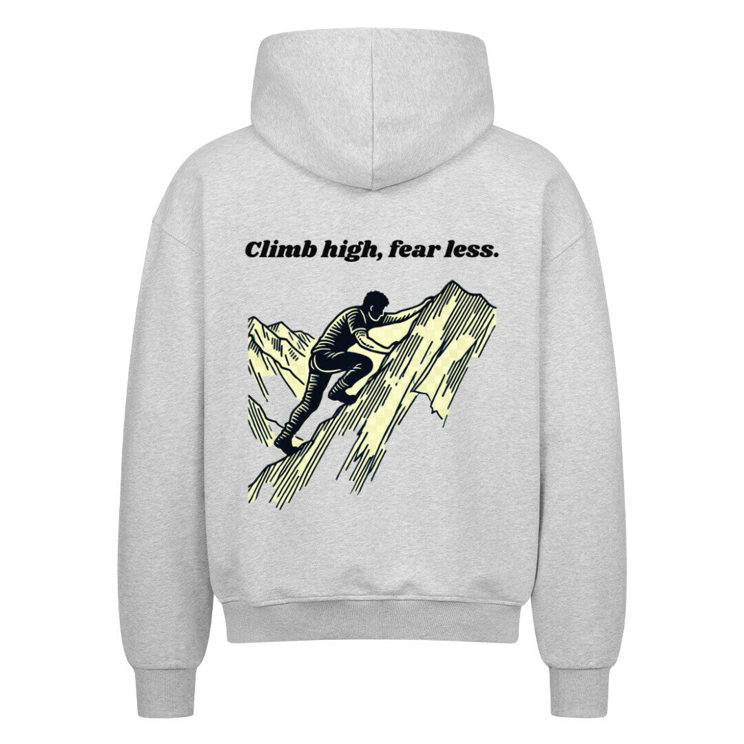 Der Oversized Zipper Hoodie "Climb high, fear less" von MarketPrint zeigt ein graues Design mit einer Bergsteiger-Grafik und einem inspirierenden Text auf dem Rücken. Hergestellt aus 100% Baumwolle für erstklassigen Komfort.
