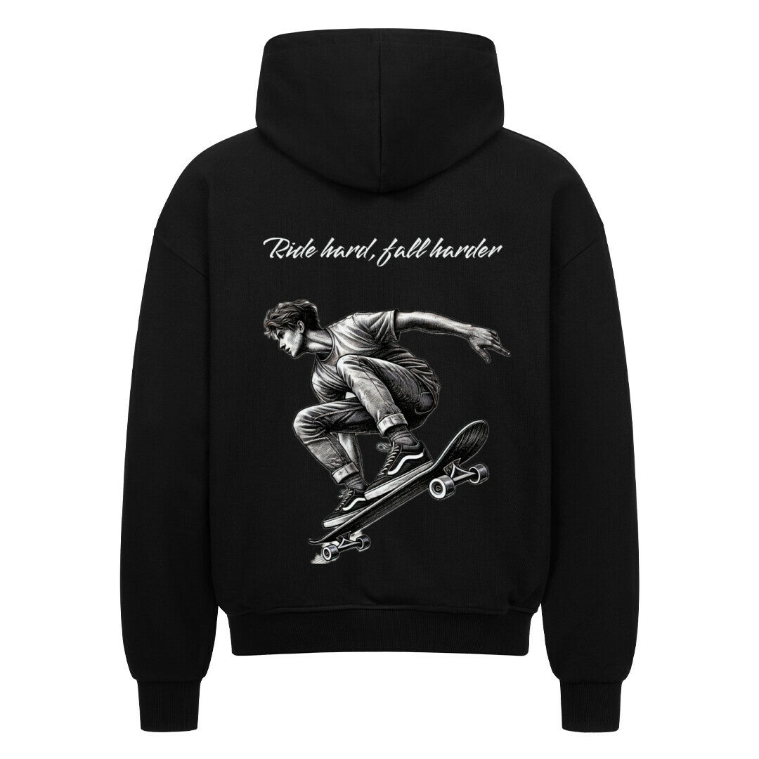Der Oversized Zipper Hoodie "Fall hard, fall harder" von MarketPrint ist ein schwarzer Premium-Zip-up mit einer weißen Skateboard-Illustration in der Mitte des Sprungs und dem Text "Ride hard, fall harder" auf der Rückseite.