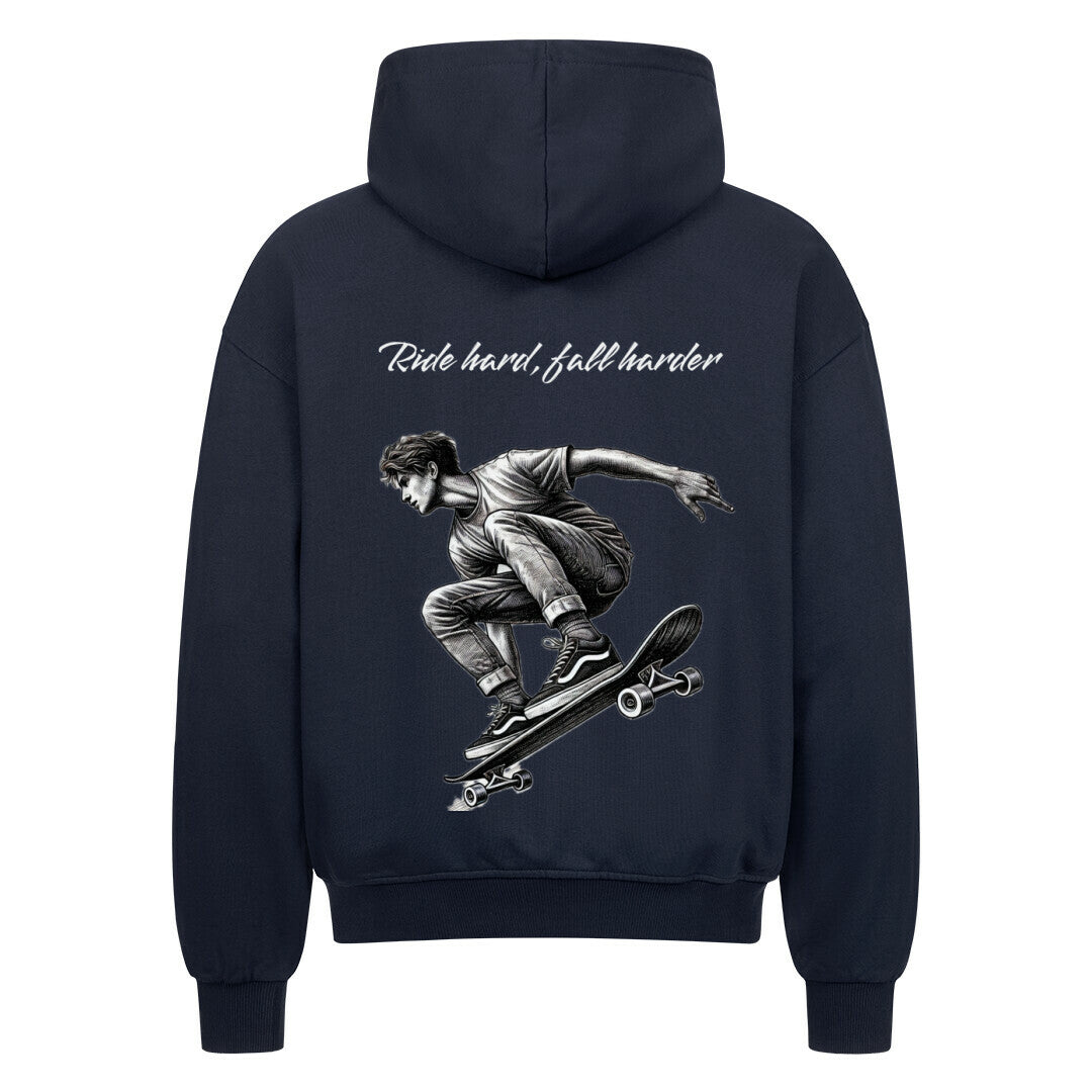 Der MarketPrint Oversized Zipper Hoodie "Fall hard, fall harder" in navy zeigt eine auffällige Rückengrafik eines Skateboarders in der Luft mit dem Slogan darüber und ist für ultimativen Komfort aus 100% Baumwolle gefertigt.