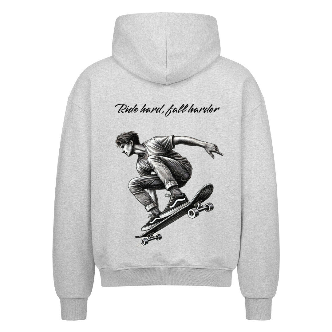 Der MarketPrint Oversized Zipper Hoodie "Fall hard, fall harder" hat ein graues Design mit einer schwarz-weißen Skateboarder-Grafik und dem Spruch darüber auf dem Rücken. Hergestellt aus 100% Baumwolle für erstklassigen Komfort.