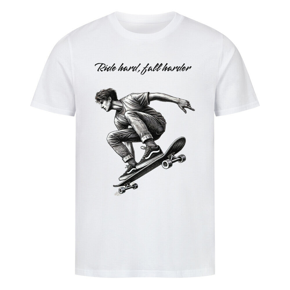 Das Premium Shirt "Ride hard" von MarketPrint ist ein Unisex-Bio-Baumwollshirt im Singlejersey-Stil mit schwarzer Skateboarder-Illustration und dem Schriftzug "Ride hard, fall harder" über dem Bild.
