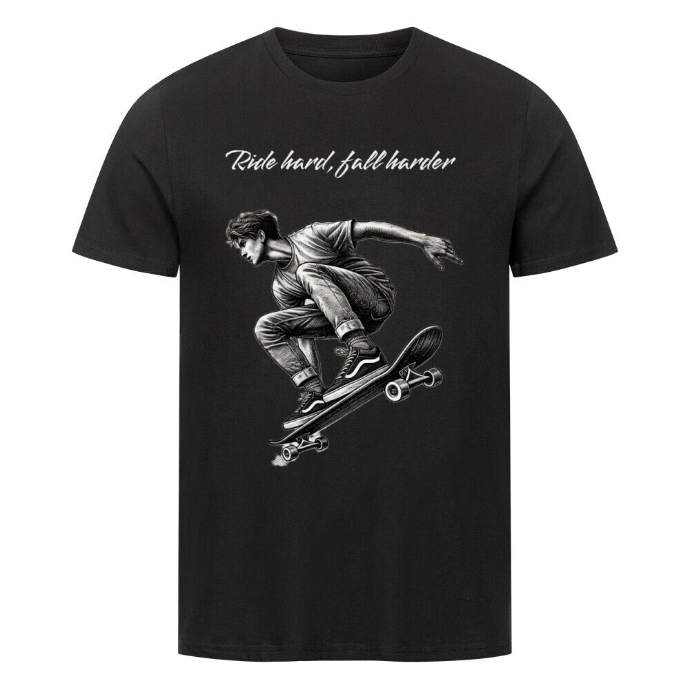 Das MarketPrint Premium Shirt "Ride hard" ist ein schwarzes Unisex-T-Shirt aus Bio-Baumwolle mit einer monochromen Skateboard-Trick-Grafik und dem Text "Ride hard, fall harder" über dem Bild.
