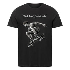 Das MarketPrint Premium Shirt "Ride hard" ist ein schwarzes Unisex-T-Shirt aus Bio-Baumwolle mit einer monochromen Skateboard-Trick-Grafik und dem Text "Ride hard, fall harder" über dem Bild.