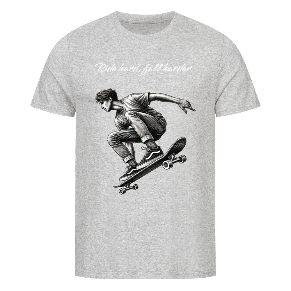 Das Premium Shirt "Ride hard" von MarketPrint ist ein hellgraues Unisex-T-Shirt aus weicher Bio-Baumwolle mit einer Skateboarder-Illustration und dem Slogan "Ride hard, fall harder" in weißer Schrift darüber.