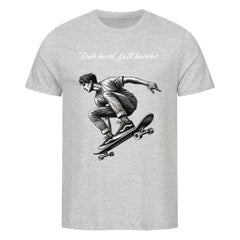 Das Premium Shirt "Ride hard" von MarketPrint ist ein hellgraues Unisex-T-Shirt aus weicher Bio-Baumwolle mit einer Skateboarder-Illustration und dem Slogan "Ride hard, fall harder" in weißer Schrift darüber.