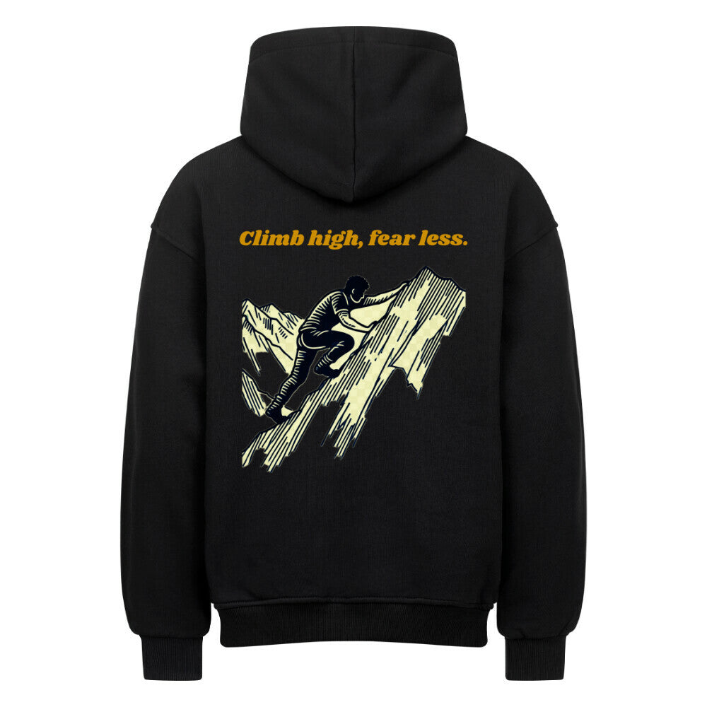 Der Oversized Hoodie "Climb High" von MarketPrint ist ein schwarzer Baumwoll-Kapuzenpullover mit einem Bergsteiger, der einen Berg erklimmt. Über der Illustration ist in gelber Farbe "Climb high, fear less.