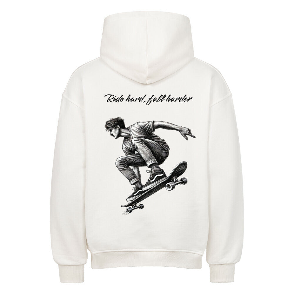 Der MarketPrint Oversized Hoodie "Ride Hard" ist weiß und zeigt eine schwarz-weiße Skateboard-Illustration mit dem Text "Ride hard, fall harder" über dem Bild auf dem Rücken.