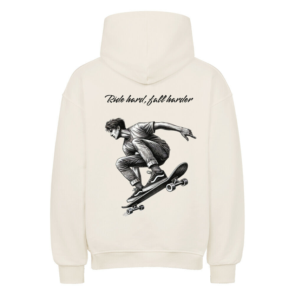 Der Oversized Hoodie "Ride Hard" von MarketPrint ist ein weißer Kapuzenpulli aus schwerer Baumwolle, der einen skatenden Mann zeigt. Die übergroße Passform sorgt für Komfort und Streetstyle.