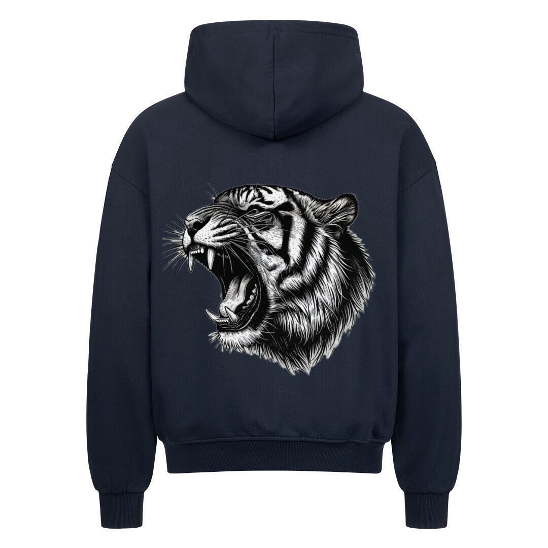 Der MarketPrint Oversized Zipper Hoodie "Tiger" ist ein schwarzer Kapuzenpulli mit übergroßer Passform und einer auffälligen schwarz-weißen Illustration eines brüllenden Tigerkopfes auf dem Rücken. Hergestellt aus 100% Baumwolle für Komfort und Stil.