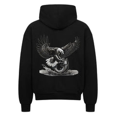Der MarketPrint Oversized Zipper Hoodie "Adler-fisch" in schwarz zeigt auf der Rückseite eine detaillierte Illustration eines Weißkopfseeadlers, der sich im Sturzflug einen Fisch fängt. Das Ganze in einer bequemen Oversized-Passform.
