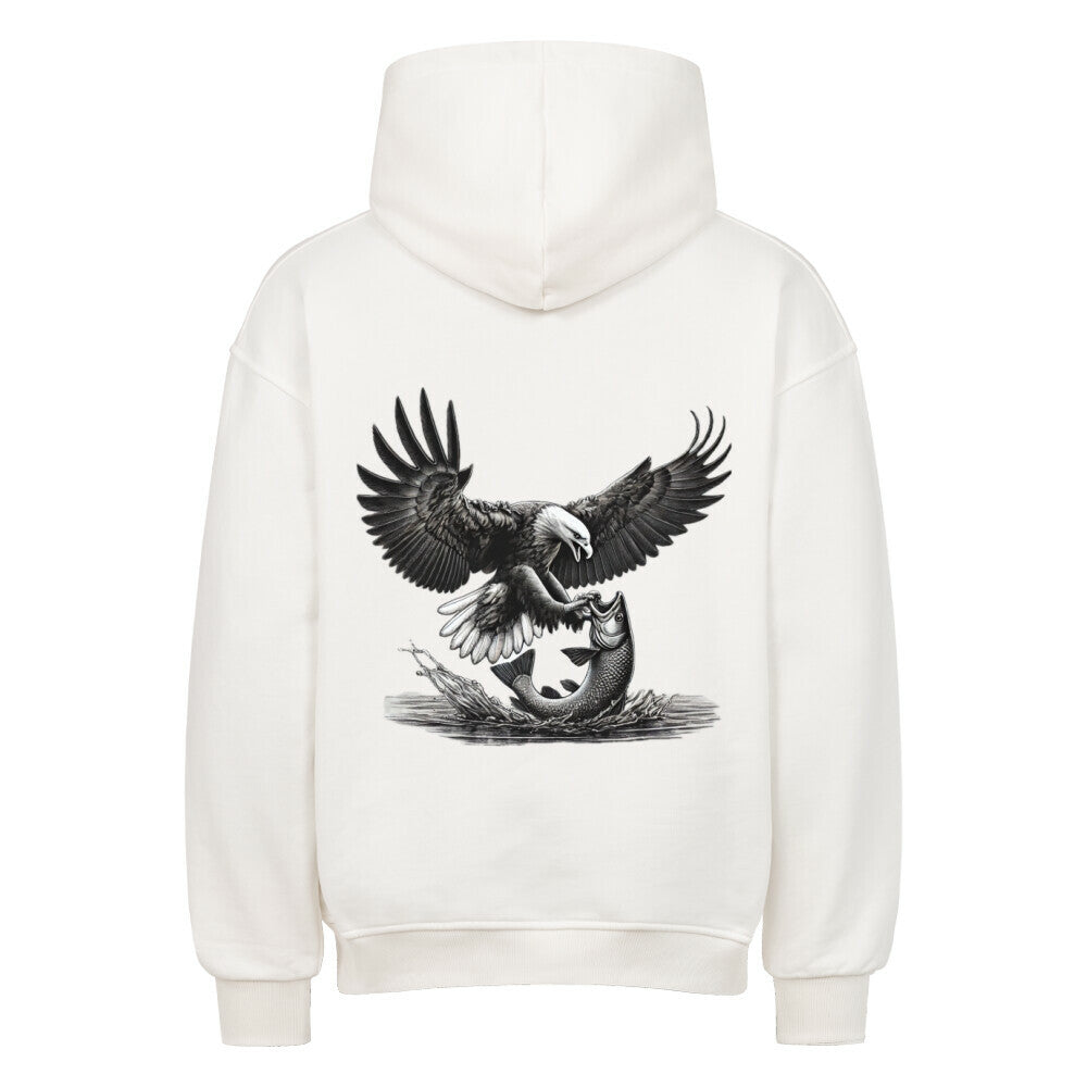 Der MarketPrint Oversized Hoodie "Adler-Fisch" ist ein weißer Kapuzenpullover mit einer schwarz-weißen Adler-Grafik auf dem Rücken, die den Adler zeigt, wie er mit ausgebreiteten Flügeln herabstürzt und einen Fisch in seinen Krallen fängt.