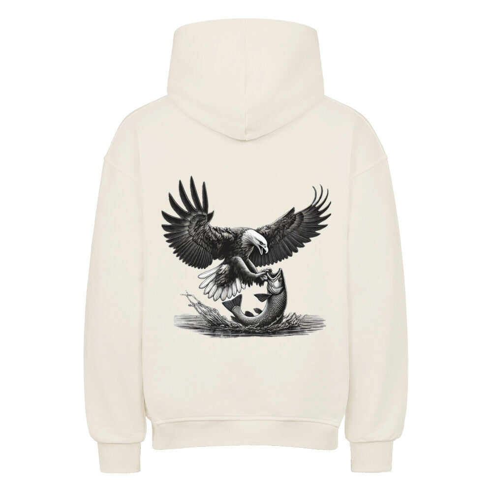 Der MarketPrint Oversized Hoodie "Adler-Fisch" in Creme zeigt auf dem Rücken einen detailreichen Weißkopfseeadler mit ausgebreiteten Flügeln, der einen Fisch umklammert.