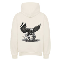 Der MarketPrint Oversized Hoodie "Adler-Fisch" in Creme zeigt auf dem Rücken einen detailreichen Weißkopfseeadler mit ausgebreiteten Flügeln, der einen Fisch umklammert.