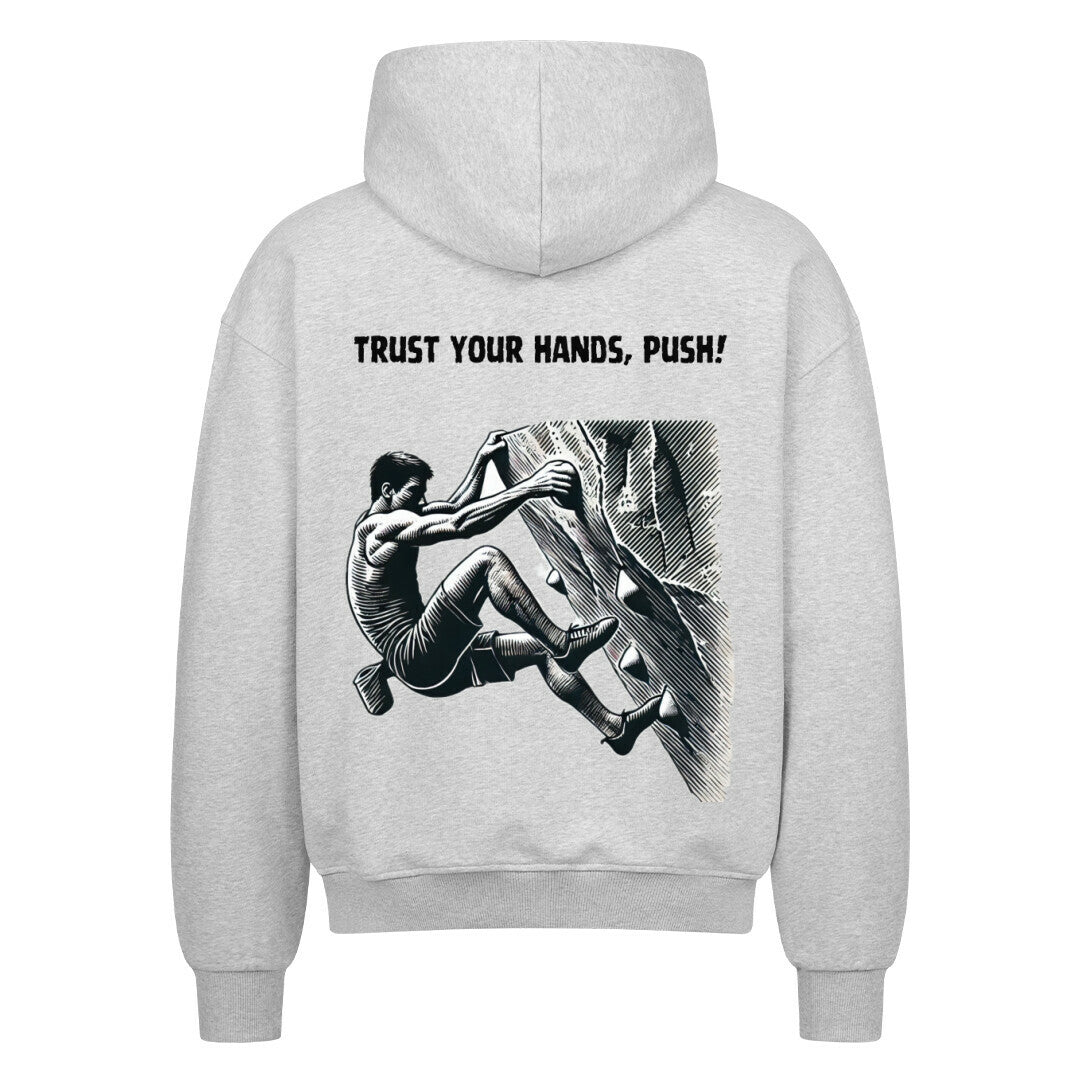 Der MarketPrint Oversized Zipper Hoodie "Bouldern" in Hellgrau zeigt einen Mann beim Klettern von hinten und den Text "TRUST YOUR HANDS, PUSH!" über der Abbildung.