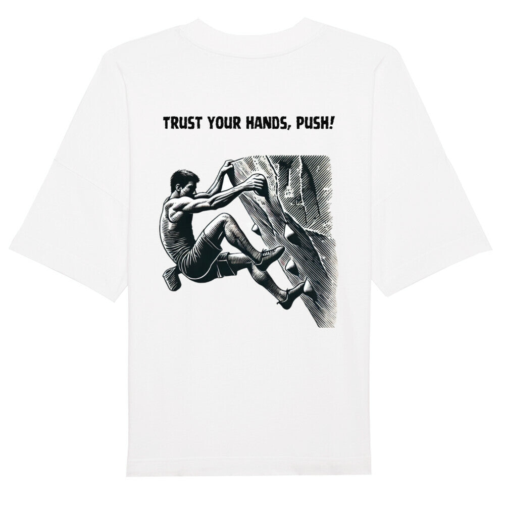 Das Premium Oversize Blast "Bouldern" T-Shirt von MarketPrint besteht aus Bio-Baumwolle, ist weiß und zeigt hinten eine schwarz-weiße Illustration einer kletternden Person mit dem Schriftzug "TRUST YOUR HANDS, PUSH!".