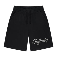 Die MarketPrint Shorts "Infinity" sind schwarze, knielange Herrenshorts mit elastischem Bund, Kordelzug, Seitentaschen und dem Aufdruck "Infinity" in großer Schreibschrift auf dem linken unteren Bein - ideal für jedes Fitnesstraining.