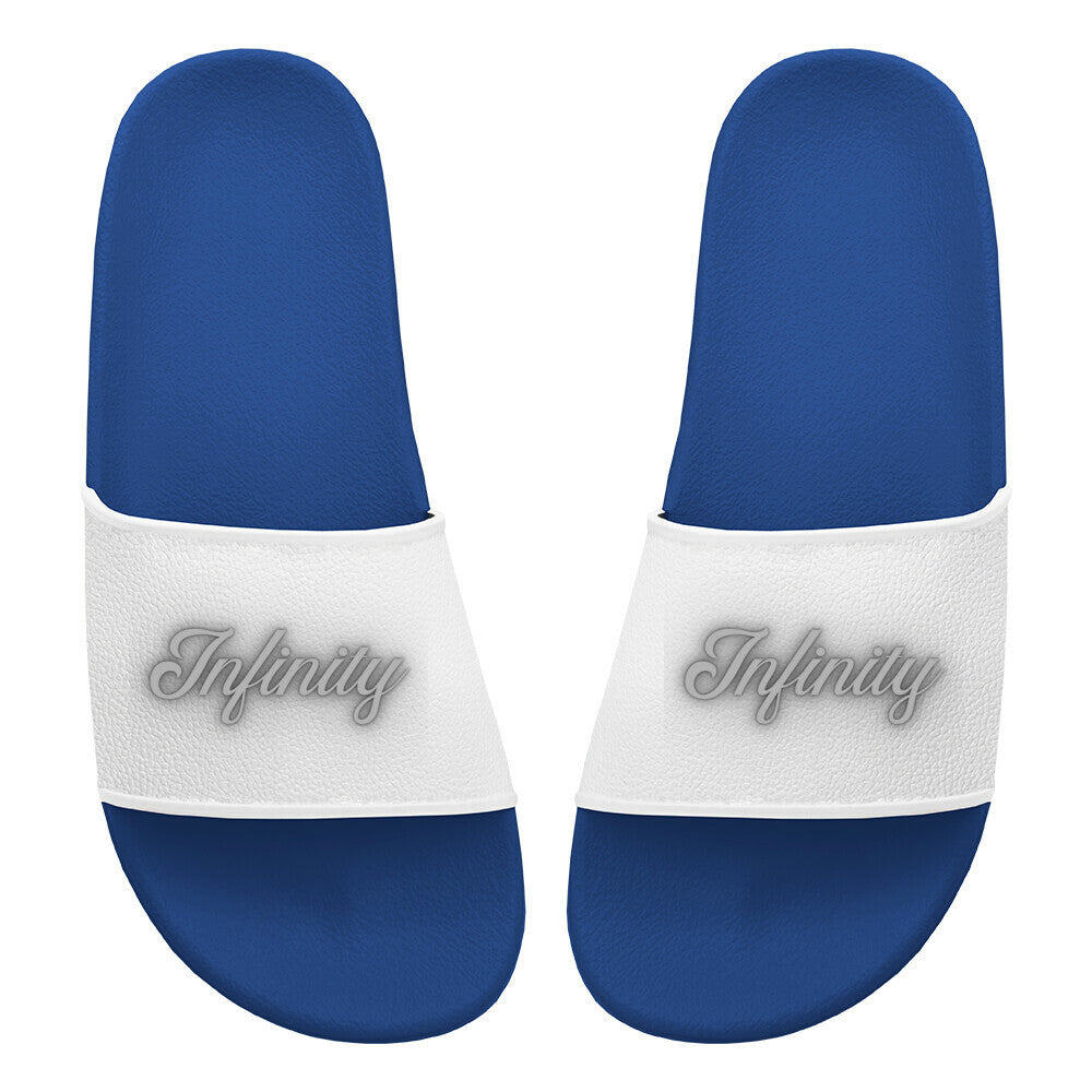 Die MarketPrint Badelatschen "Infinity" sind blaue PVC-Sandalen mit weißen Riemen, die jeweils das Wort "Infinity" in grauer Schreibschrift nebeneinander auf weißem Hintergrund zeigen - perfekt für Ihren nächsten Badetag.