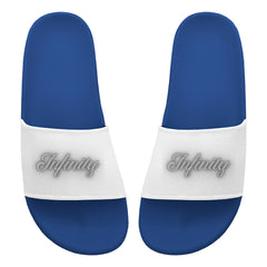 Die MarketPrint Badelatschen "Infinity" sind blaue PVC-Sandalen mit weißen Riemen, die jeweils das Wort "Infinity" in grauer Schreibschrift nebeneinander auf weißem Hintergrund zeigen - perfekt für Ihren nächsten Badetag.