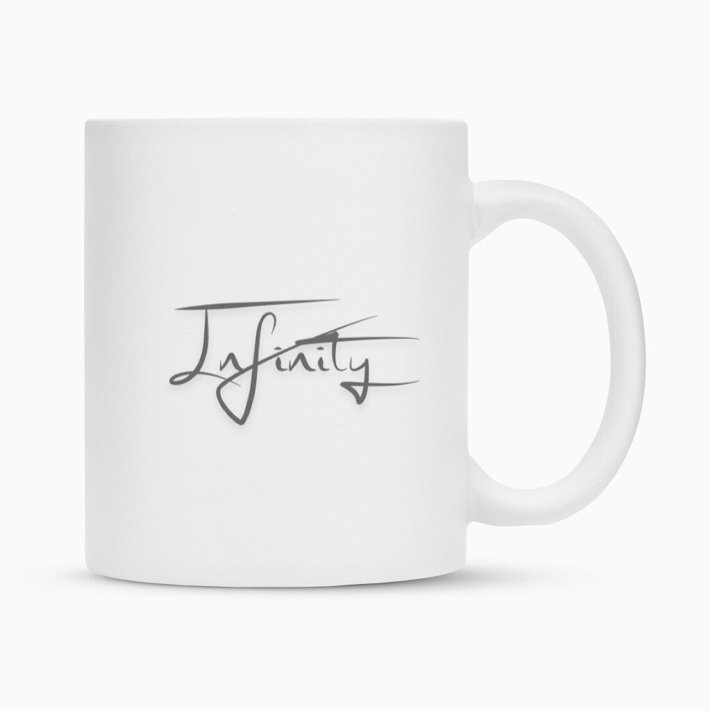 Die MarketPrint Tasse "Infinity" ist eine schlichte weiße Keramiktasse mit dem eleganten Schriftzug "Infinity" in schwarzer Schreibschrift an der Seite. Der Henkel befindet sich auf der rechten Seite.