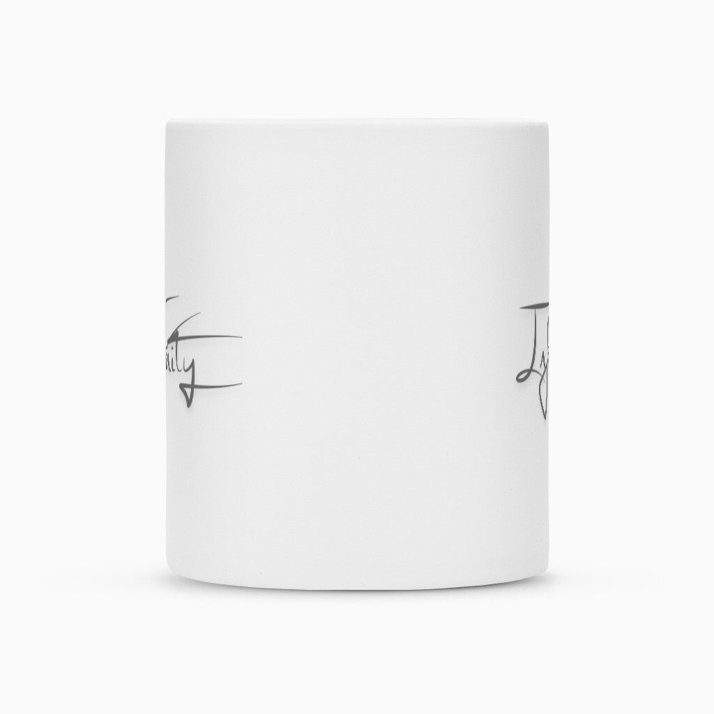 Die MarketPrint Tasse "Infinity", eine schlichte weiße Keramik-Sublimationstasse mit Duraglaze-Beschichtung, steht aufrecht auf einem weißen Hintergrund. An den Rändern erscheint ein kleiner schwarzer Schriftzug, der jedoch nur teilweise sichtbar ist.