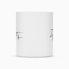 Die MarketPrint Tasse "Infinity", eine schlichte weiße Keramik-Sublimationstasse mit Duraglaze-Beschichtung, steht aufrecht auf einem weißen Hintergrund. An den Rändern erscheint ein kleiner schwarzer Schriftzug, der jedoch nur teilweise sichtbar ist.