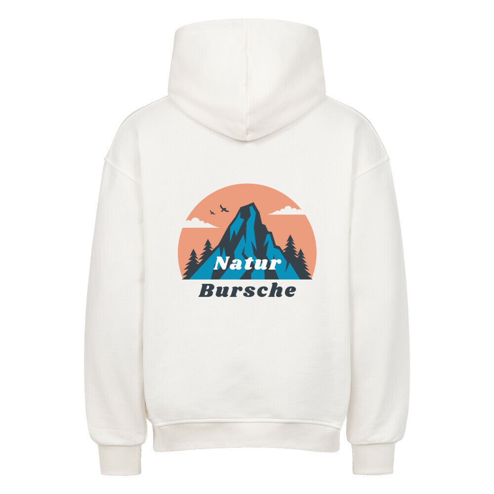 Der Oversized Hoodie "Natur Bursche" von MarketPrint ist ein weißer Premium-Kapuzenpulli mit einer Rückengrafik von einem blauen Berg, Bäumen, Vögeln, einem orangefarbenen Himmel und "Natur Bursche" darunter in blau und weiß gedruckt.