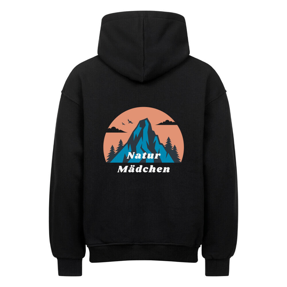 Der MarketPrint Oversized Hoodie "Natur" in schwarz hat eine erstklassige Passform mit einer Berg-, Baum-, Vogel- und orangefarbenen Himmelsgrafik auf dem Rücken und dem Aufdruck "Natur Mädchen" in Weiß darunter.