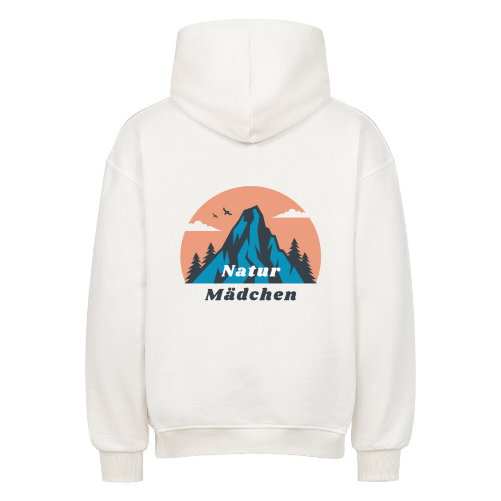Der Oversized Hoodie "Natur" von MarketPrint ist ein weißer Premium-Kapuzenpullover mit einem Berg, Tannenbäumen, zwei Vögeln und einer orangefarbenen Sonne auf dem Rücken. Unter der Grafik ist der Schriftzug "Natur Mädchen" aufgedruckt, der für einen gemütlichen, stylischen Look sorgt.
