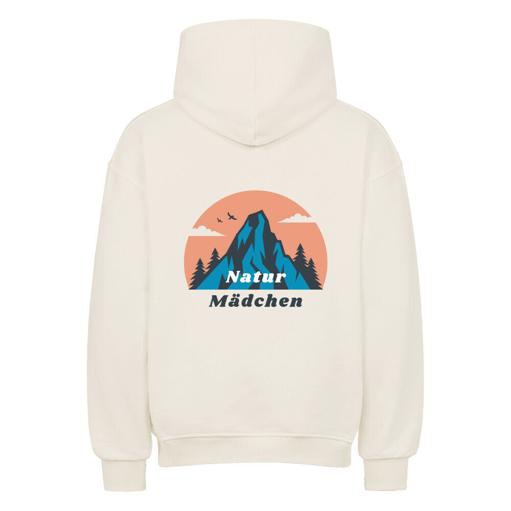 Der Oversized Hoodie "Natur" von MarketPrint ist ein cremefarbener Premium-Kapuzenpullover in Übergröße mit einer Rückengrafik aus Bergen, Bäumen, Vögeln, einer orangefarbenen Sonne und "Natur Mädchen" in Blau und Weiß.