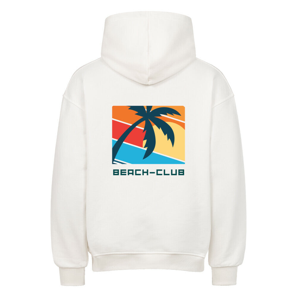 Der MarketPrint Oversized Hoodie "Beach-club" ist ein hochwertiger weißer Kapuzenpulli mit einer bunten Palme und einer geometrischen Sonnenuntergangsgrafik auf dem Rücken sowie einem fettgedruckten Text in Großbuchstaben "BEACH-CLUB" darunter.