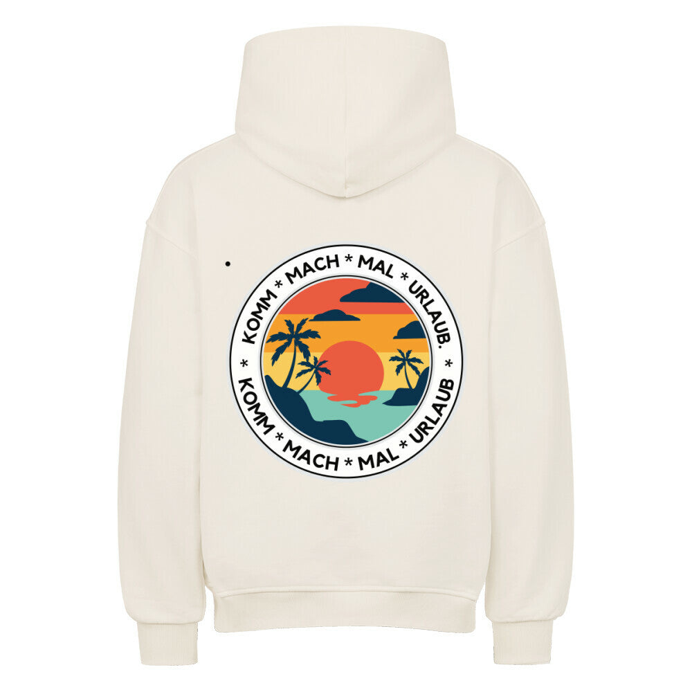 Der Oversized Hoodie "Urlaub" von MarketPrint ist ein cremefarbener Premium-Kapuzenpulli mit einer großen kreisförmigen Sonnenuntergangs-, Palmen-, Meeres- und Vogelgrafik auf dem Rücken und KOMM * MACH * MAL * URLAUB-Text. Kombiniert Komfort und Stil.