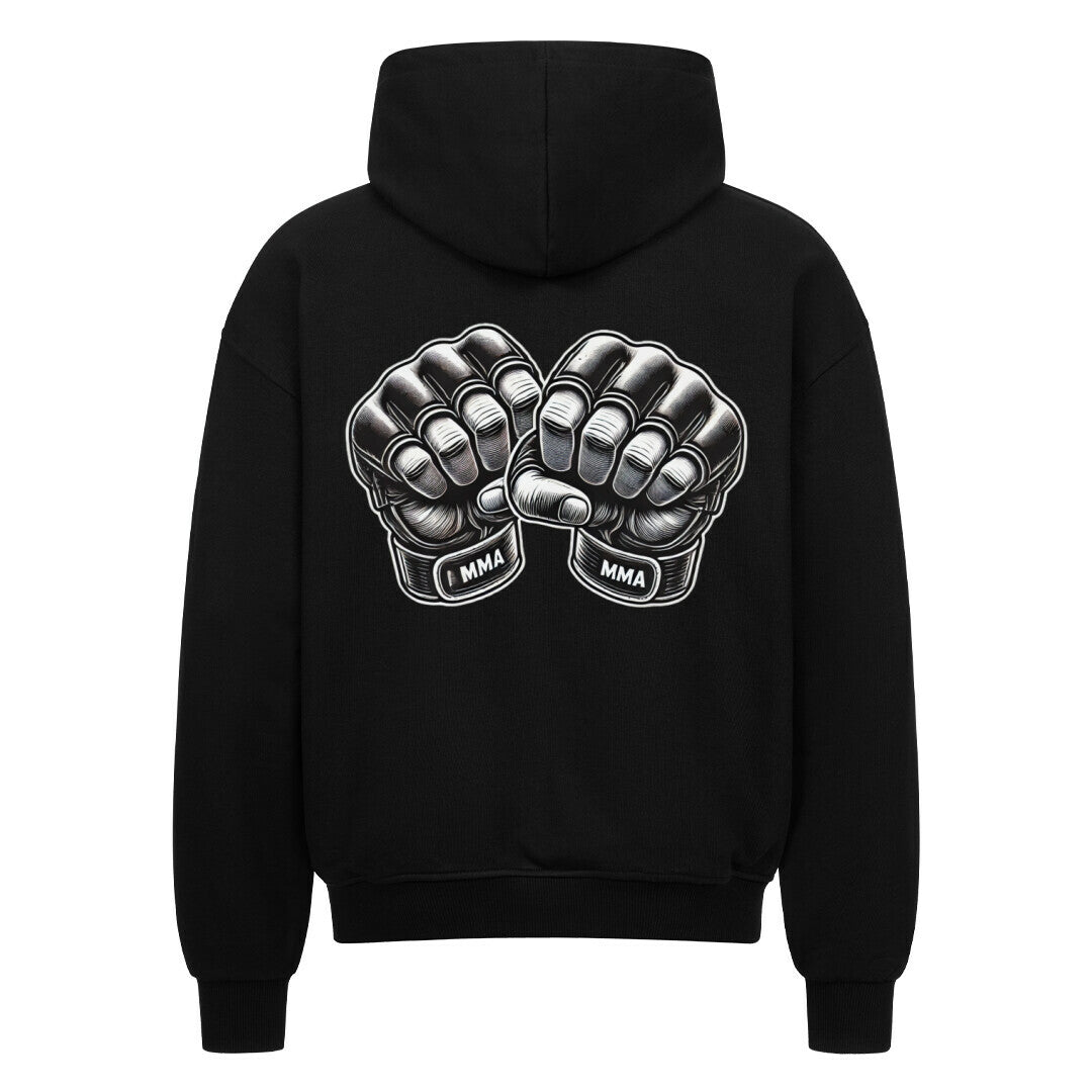 Der MarketPrint Oversized Zipper Hoodie "MMA" ist ein schwarzer Kapuzenpullover mit übergroßer Passform und detaillierten MMA-Handschuhen auf der Rückseite. Er besteht aus 100 % Baumwolle und zeigt eine auffällige Grafik für herausragenden Stil.