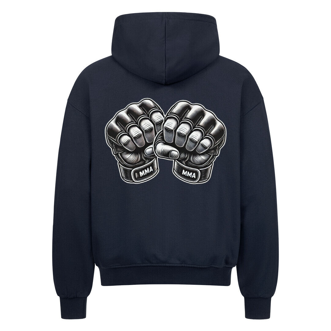 Ein schwarzer Oversized Zipper Hoodie "MMA" von MarketPrint zeigt zwei behandschuhte Fäuste mit "MMA" auf den Handgelenken, zentriert auf dem oberen Rücken.
