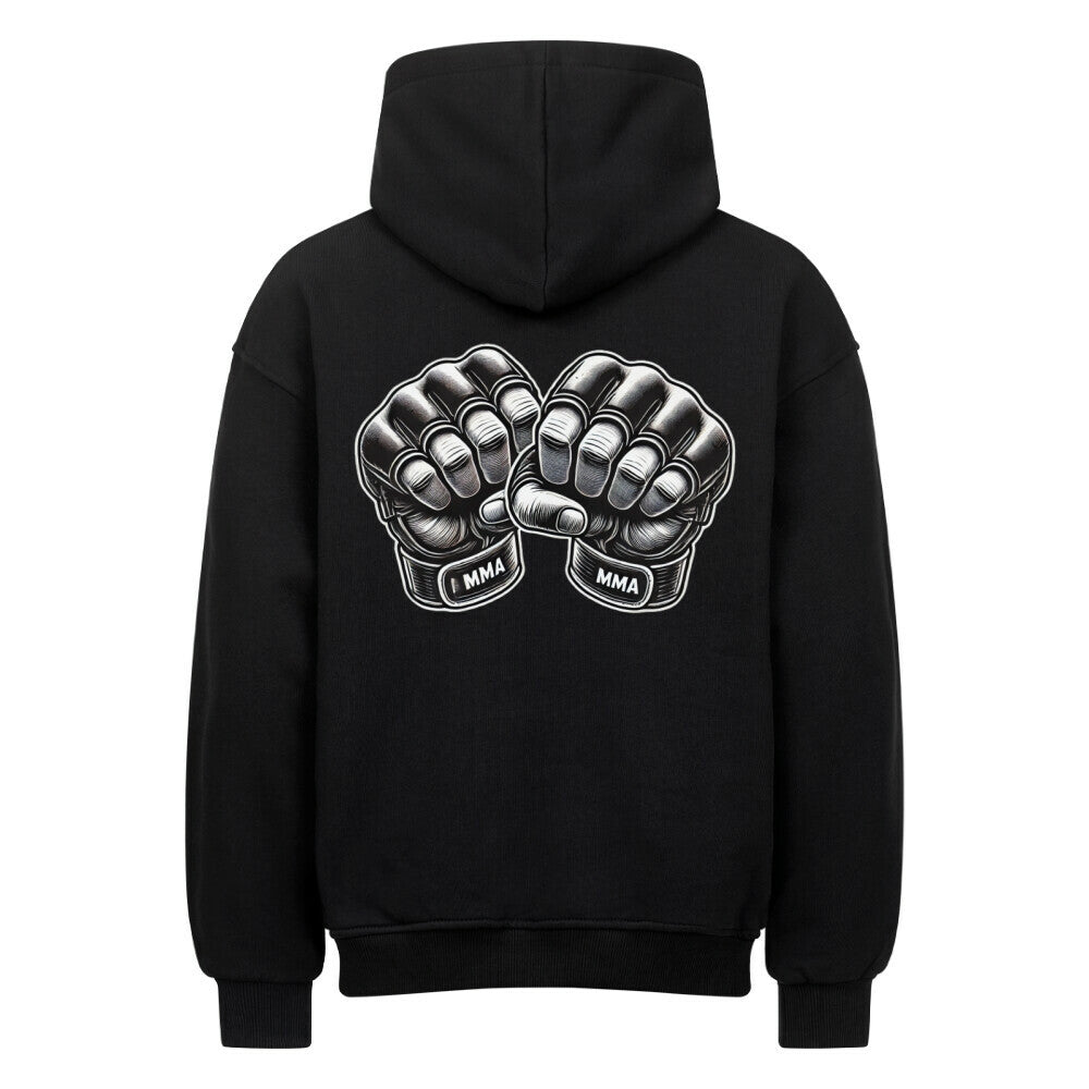 Der MarketPrint Oversized Hoodie "MMA" ist ein schwarzer Premium-Kapuzenpulli mit einer Rückengrafik von zwei sich berührenden Fäusten, die jeweils mit MMA auf den Handgelenken bedruckt sind.