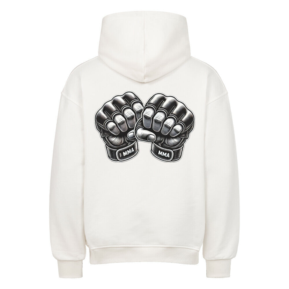 Der MarketPrint Oversized Hoodie "MMA" ist ein weißer Kapuzenpulli mit einer auffälligen Grafik von zwei schwarzen MMA-Handschuhen, Knöchel an Knöchel, und "MMA" auf den Handgelenksschlaufen, die auf der Rückseite aufgedruckt sind und für einen sportlichen Look sorgen.
