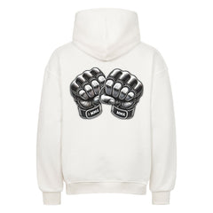 Der MarketPrint Oversized Hoodie "MMA" ist ein weißer Kapuzenpulli mit einer auffälligen Grafik von zwei schwarzen MMA-Handschuhen, Knöchel an Knöchel, und "MMA" auf den Handgelenksschlaufen, die auf der Rückseite aufgedruckt sind und für einen sportlichen Look sorgen.