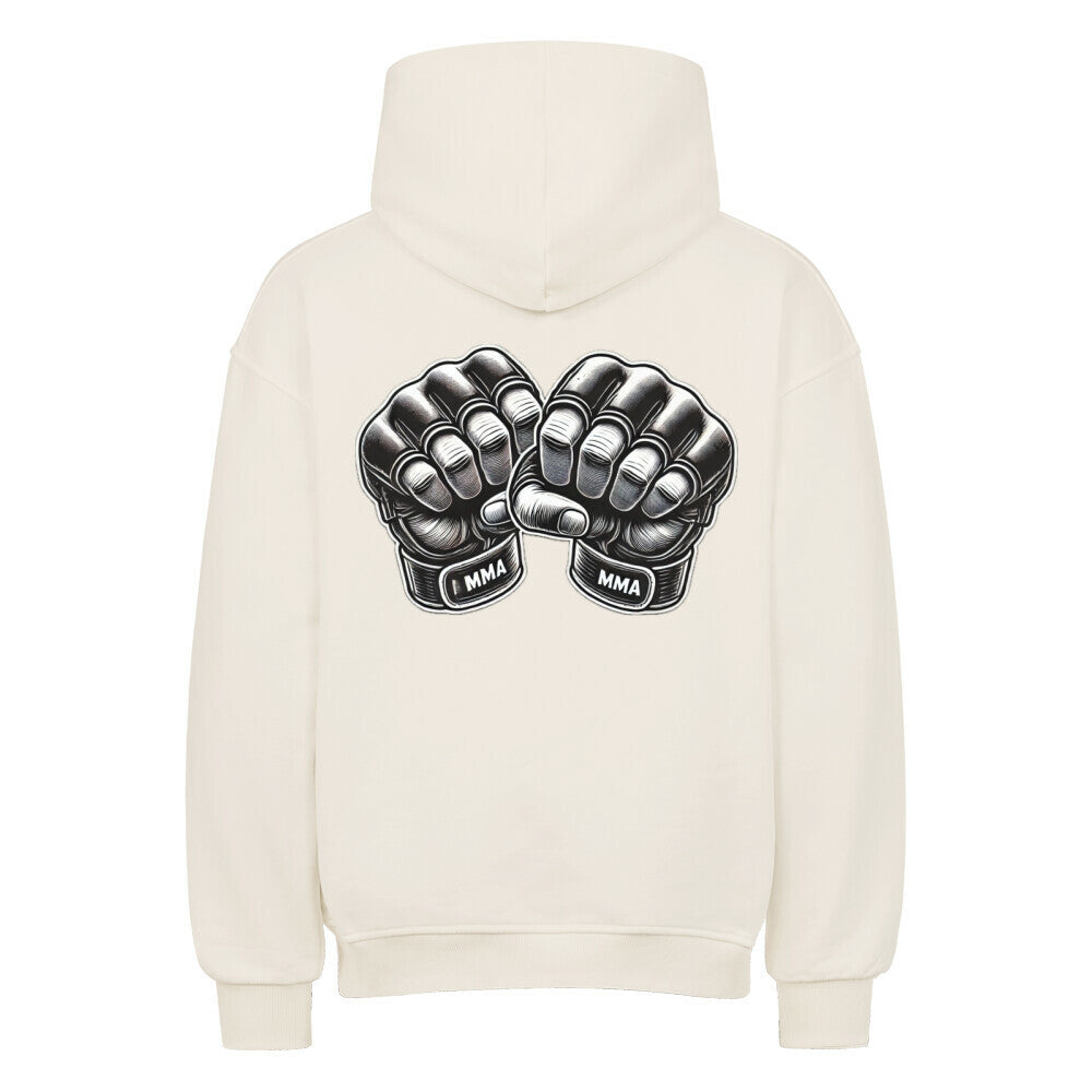 Der Oversized Hoodie "MMA" von MarketPrint ist cremefarben, mit einer Illustration von zwei schwarzen MMA-Handschuhen, die sich an den Knöcheln berühren, und "MMA" auf den Handgelenksbändern auf dem Rücken. Er hat eine Kapuze, lange Ärmel und einen hohen Tragekomfort.