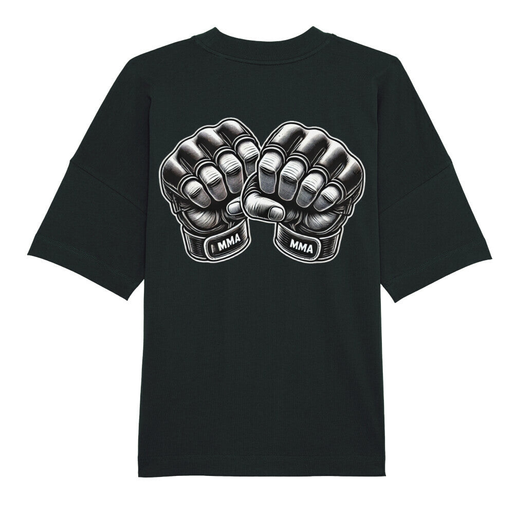 Das MarketPrint Premium Oversize Blast "MMA" T-Shirt ist schwarz mit kurzen Ärmeln und zeigt zwei illustrierte MMA-gekennzeichnete Handschuhe, die sich mit den Fäusten stoßen, auf einem schlichten weißen Hintergrund.