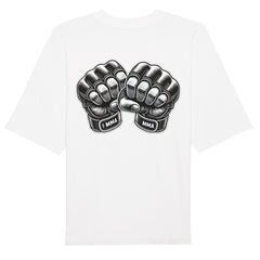 Das Premium Oversize Blast "MMA" T-Shirt von MarketPrint besteht aus Bio-Baumwolle und zeigt zwei schwarze MMA-Handschuhe mit "MMA"-Schriftzug an den Handgelenken, die auf dem Rücken zum Fistbump vereint sind.