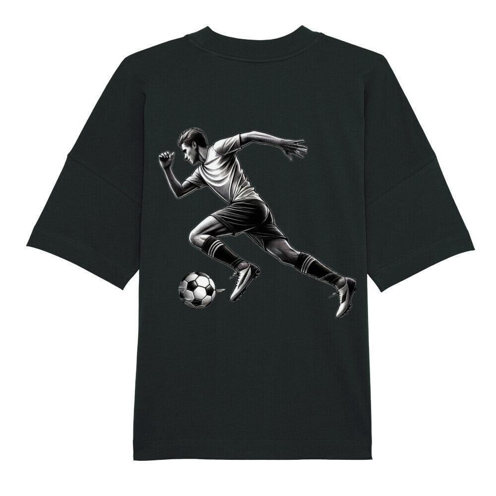 Das MarketPrint Premium Oversize Blast "Fußballer" T-Shirt aus Bio-Baumwolle überzeugt mit kurzen Ärmeln und einem auffälligen Graustufen-Print eines dynamischen Fußballspielers auf dem Rücken.