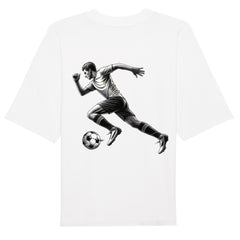 Das Premium Oversize Blast "Fußballer" T-Shirt von MarketPrint besteht aus Bio-Baumwolle und zeigt auf dem Rücken eine schwarz-weiße Illustration eines Fußballspielers, der mit dem Ball läuft.