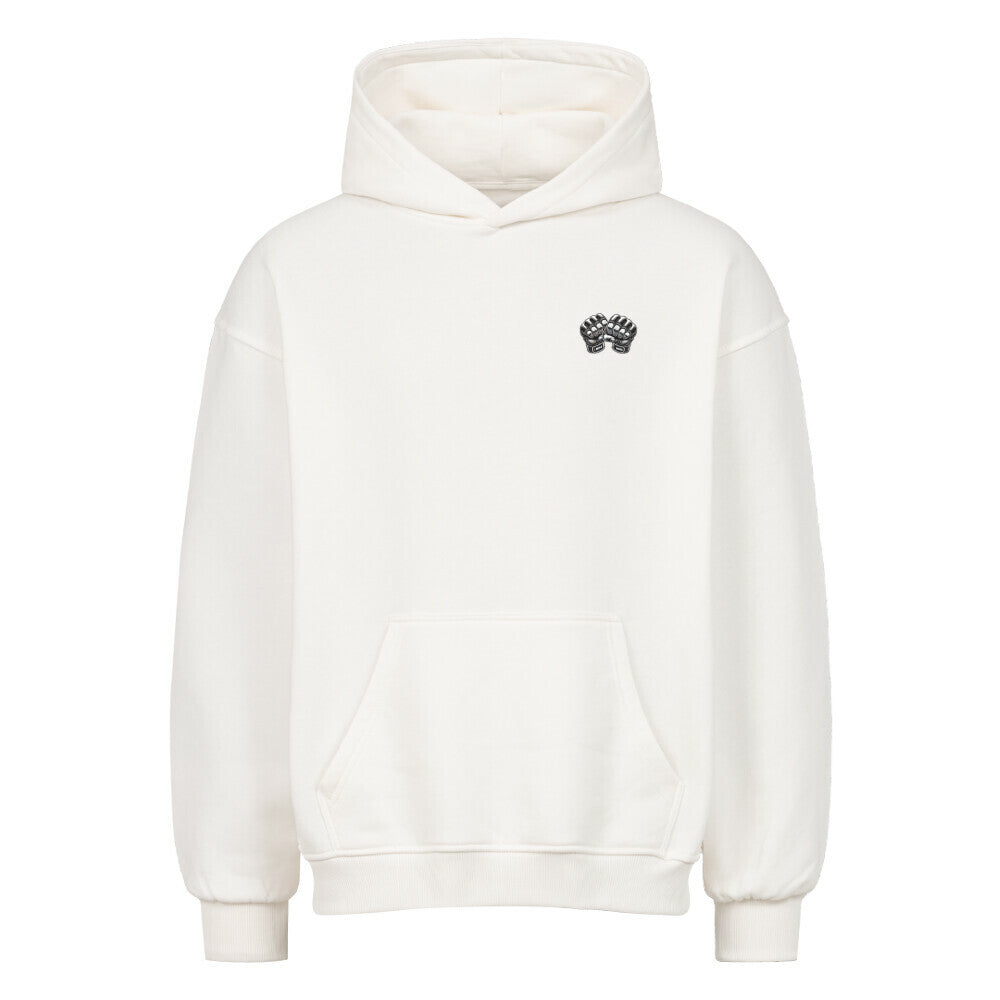 Der MarketPrint Oversized Hoodie "MMA" ist ein schlichter weißer Kapuzenpullover mit einer Fronttasche und einem kleinen schwarzen Faust-Emblem auf der oberen linken Brust. Er hat lange Ärmel, Rippbündchen und ist aus schwerer Baumwolle für zusätzlichen Komfort.