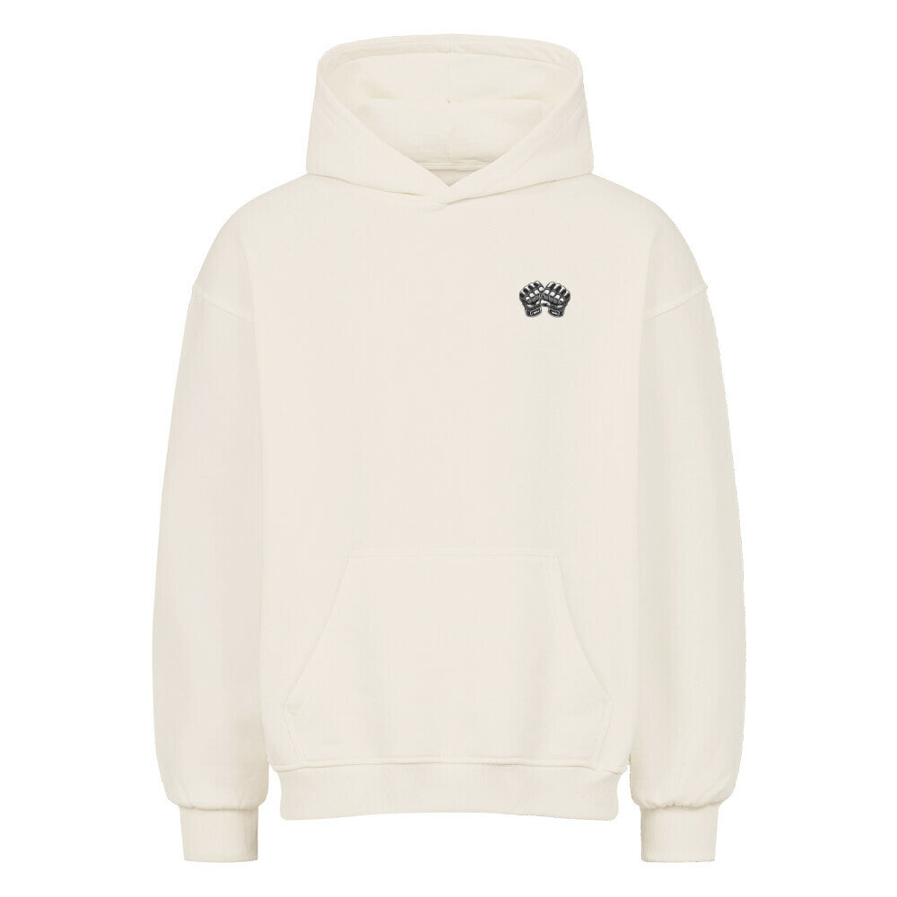 Der MarketPrint Oversized Hoodie "MMA" ist ein schlichter weißer Premium-Kapuzenpulli mit einer Fronttasche und einer kleinen schwarzen Grafik mit erhobener Faust auf der linken Brust. Er ist aus schwerer Baumwolle gefertigt, hat lange Ärmel und gerippte Bündchen und Saum für Komfort und Haltbarkeit.