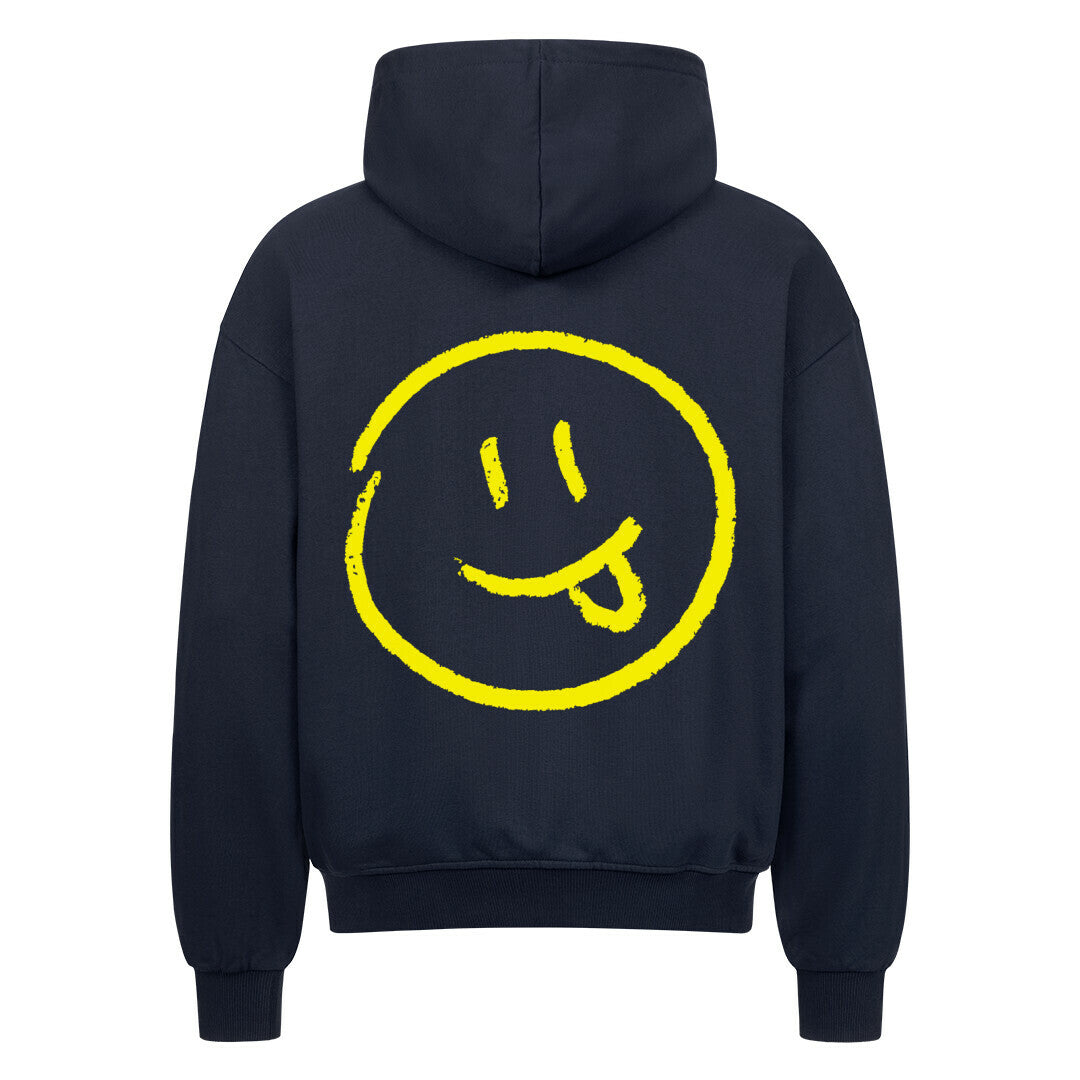 Der MarketPrint Oversized Zipper Hoodie "Smiley" ist ein schwarzer Kapuzenpulli aus 100% Baumwolle mit einem großen, skizzenhaften gelben Smiley-Gesicht mit herausgestreckter Zunge, mittig auf dem Rücken.
