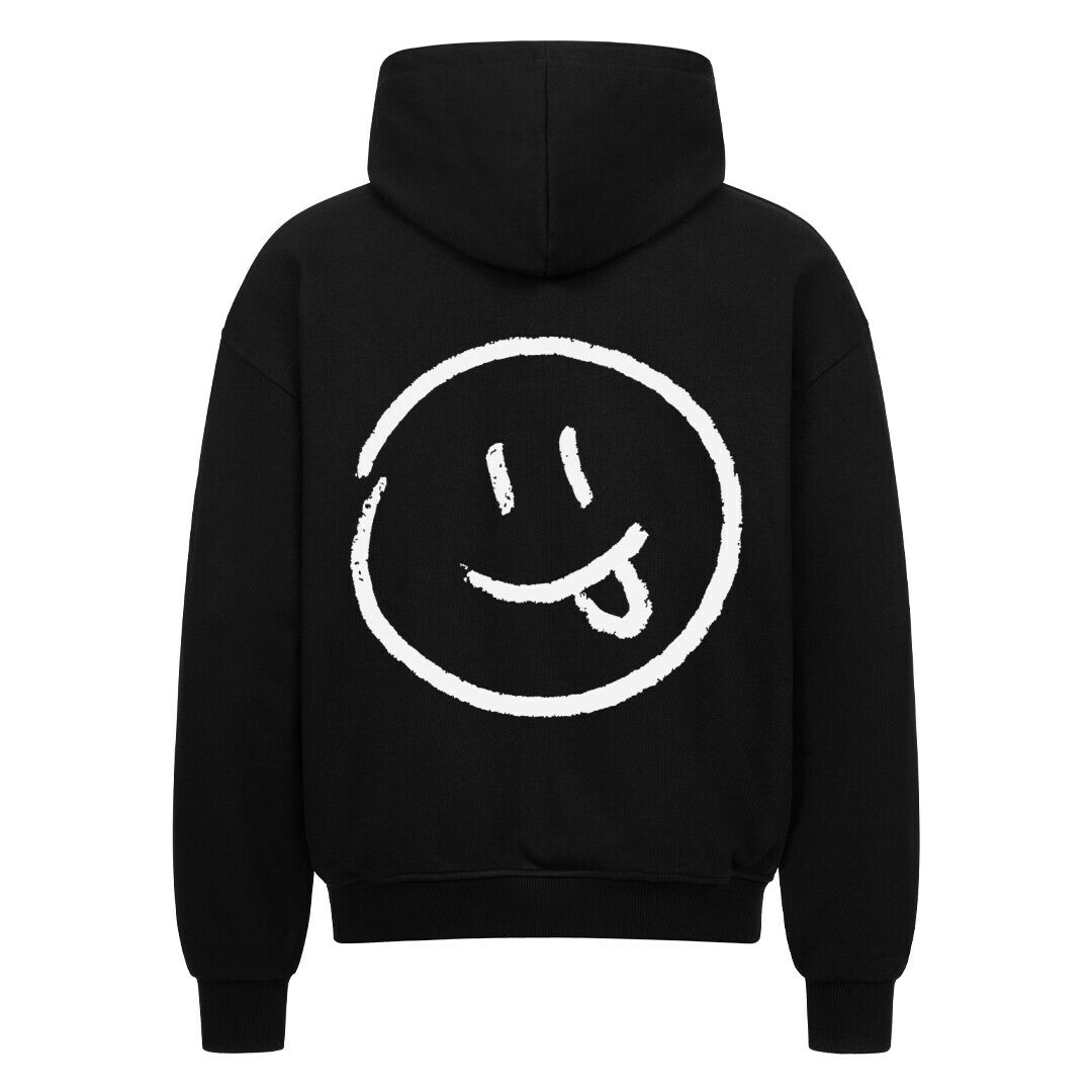 Der MarketPrint Oversized Zipper Hoodie "Smiley" in Schwarz zeigt ein großes weißes Smiley-Gesicht mit herausgestreckter Zunge auf dem oberen Rücken von hinten. Der übergroße Schnitt sorgt für eine entspannte Passform.