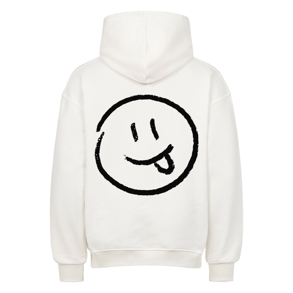 Der Oversized Hoodie "Smiley" von MarketPrint ist ein weißer, übergroßer Kapuzenpulli mit einem großen schwarzen Umriss eines Smileys, der seine Zunge herausstreckt, auf dem Rücken.