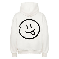 Der Oversized Hoodie "Smiley" von MarketPrint ist ein weißer, übergroßer Kapuzenpulli mit einem großen schwarzen Umriss eines Smileys, der seine Zunge herausstreckt, auf dem Rücken.
