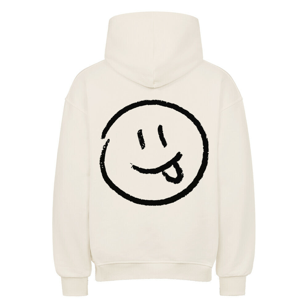 Der Oversized Hoodie "Smiley" von MarketPrint ist cremefarben und zeigt auf der Rückseite ein schwarz umrandetes Smiley-Gesicht (Zunge raus). Er hat lange Ärmel und eine Kapuze.