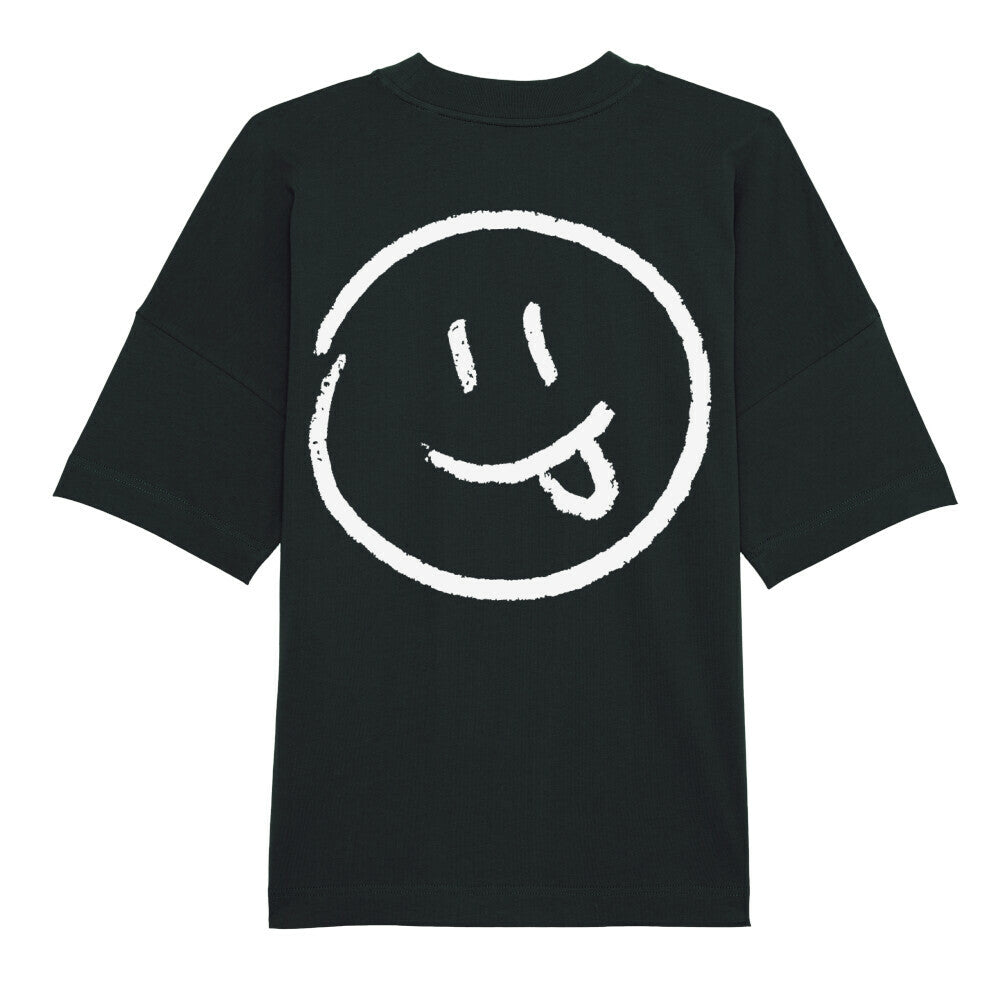 Das Premium Oversize Blast "Smiley" T-Shirt von MarketPrint: Schwarzes Bio-Baumwollshirt mit großem, handgezeichnetem weißen Smiley und herausgestreckter Zunge vorne.